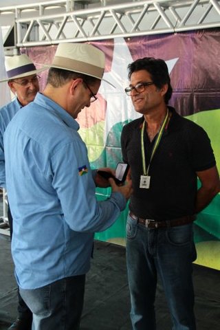 Antônio Almeida da Ceplac recebeu a medalha como representante do engenheiro agrônomo Gabriel de Lima Ferreira - Gente de Opinião