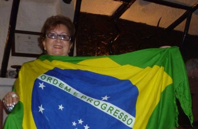  Esta colunista com a bandeira do Brasil na casa de fados em LISBOA/PORTUGAL - LEIA COLUNA COMPLETA ABAIXO: - Gente de Opinião