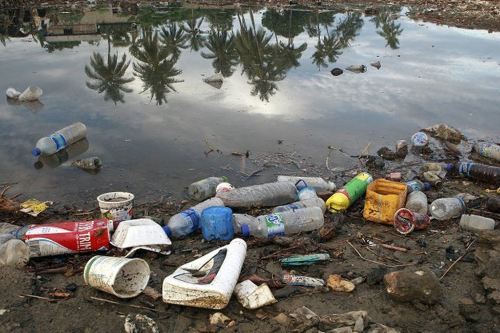 Poluição provocada pelos plásticos é tragédia ambiental global que contamina o solo e os mares - (Martine Perret/ONU Meio Ambiente/Direitos reservados) - Gente de Opinião