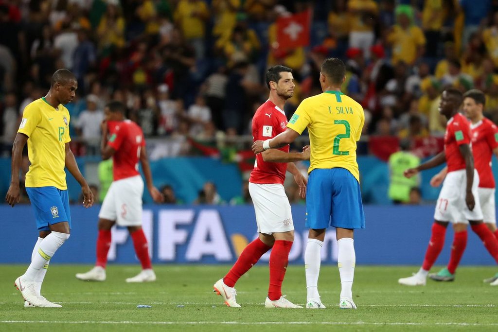  Jogadores se cumprimentam após partida entre Brasil e Suíça pela Copa do Mundo da Rússia REUTERS/Marko Djurica/MARKO DJURICA - Gente de Opinião