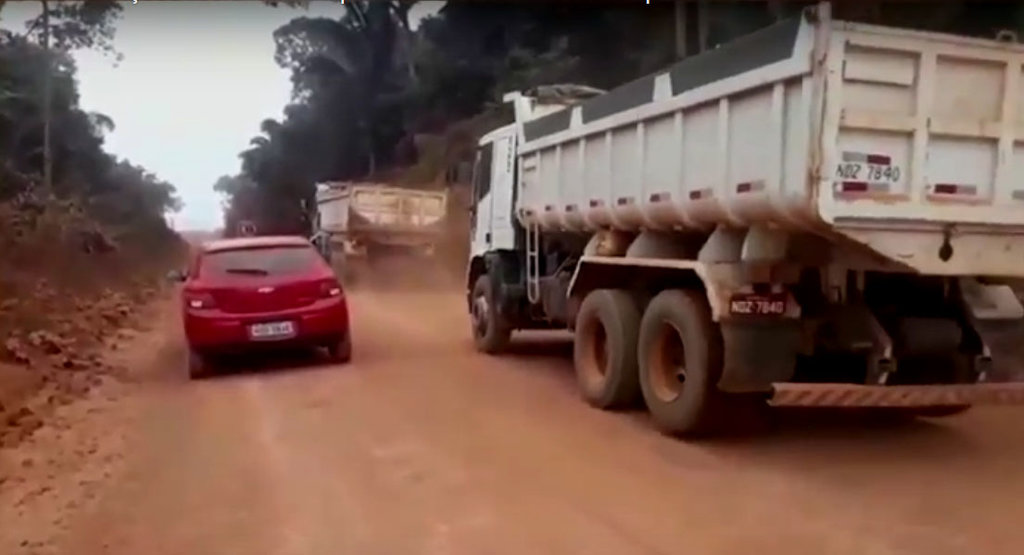 Moradores da Viçosa reclamam da poeira e dos caminhões da prefeitura de PVH (VÍDEO) - Gente de Opinião