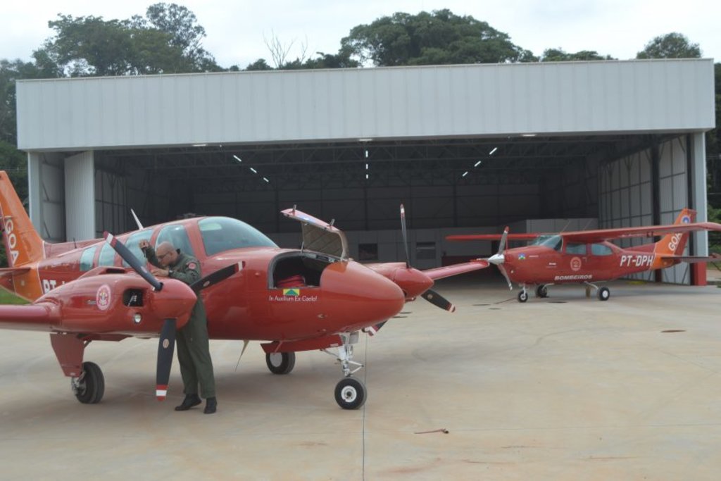 Cabo Yuri Seubert inspeciona aeronave; maior parte das missões do GOA beneficia a saúde em Rondônia - Gente de Opinião