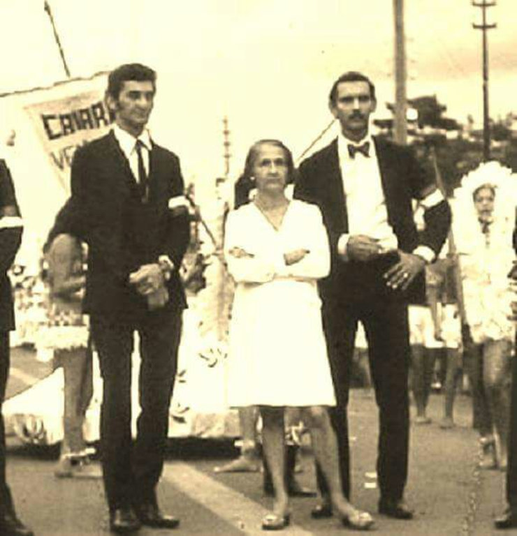  Dona Marise Castiel entre Geraldo Teixeira (esquerda) e Fernando Sadeck (direita) na concentração da Escola de Samba Pobres do Caiarí, durante o desfile de 1982 - Gente de Opinião