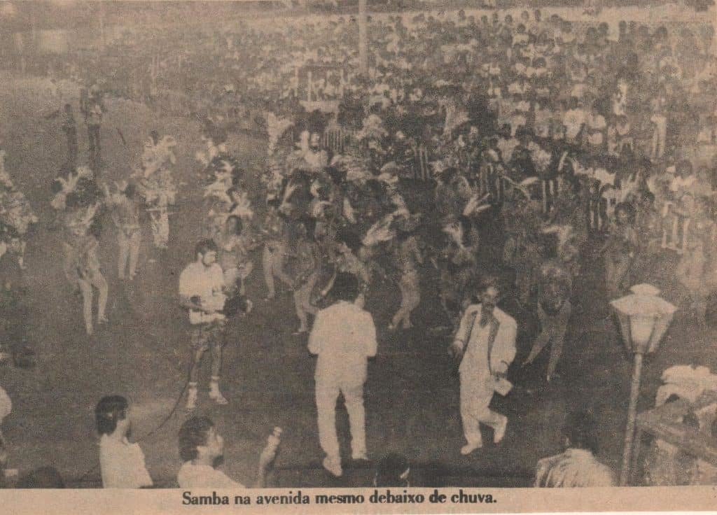Desfile das Escolas de Samba em Porto Velho – Equipe da TV MM na parte de baixo da foto (Foto Coluna Ciro Pinheiro – Alto Madeira – 8 e 9/03/1987) - Gente de Opinião