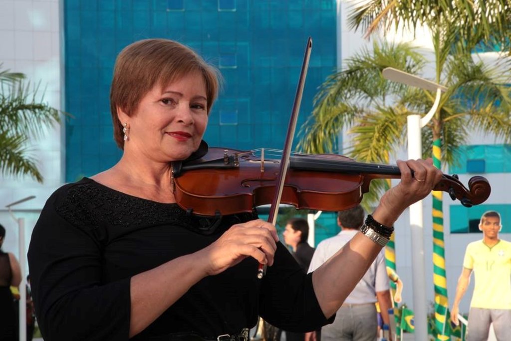 Em 1º de agosto: Fátima recebe parabéns pela passagem de mais um ano de vida. O marido, Lucio Albuquerque, as filhas o neto e as netas. Em 2017 publiquei esta mesma foto. É a melhor que tenho e com certeza é do seu agrado. - Gente de Opinião