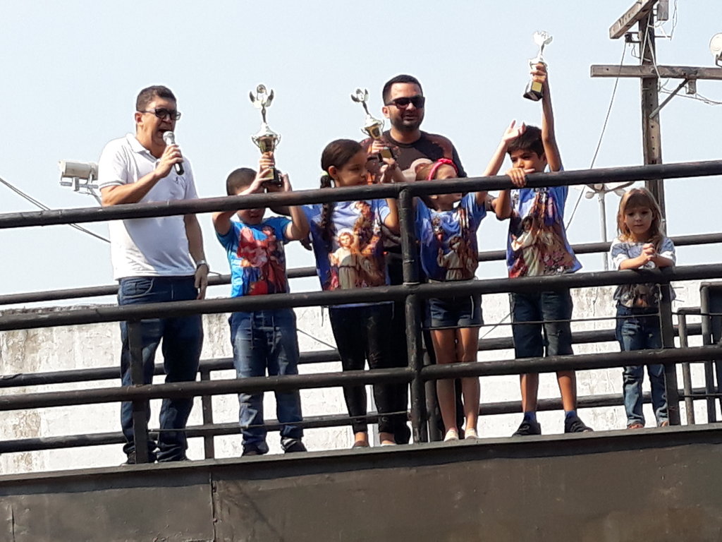 Padre Geraldo fez a entrega dos troféus para as equipes ganhadoras do concurso das carreatas - Gente de Opinião