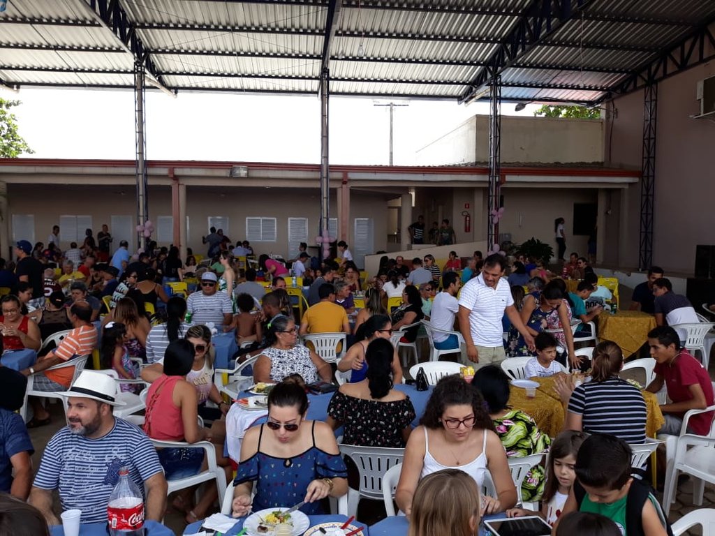 A área de convivência da Sagrada Família ficou superlotada pelos participantes do churrasco  - Gente de Opinião