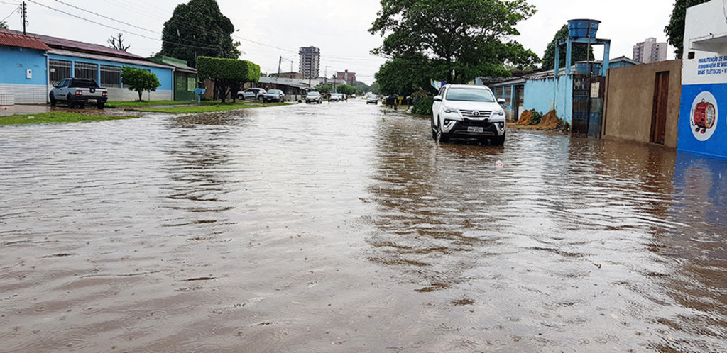 Chuva com ventos fortes derrubam árvores e alagam ruas de Porto Velho - RO. - Gente de Opinião