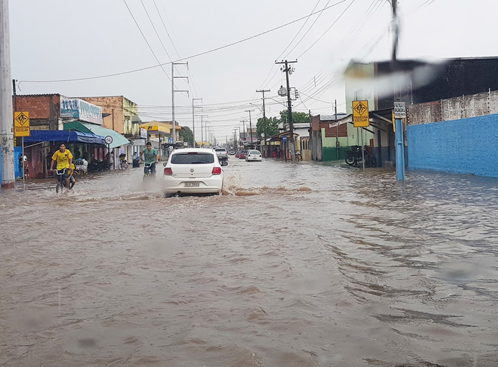 Chuva com ventos fortes derrubam árvores e alagam ruas de Porto Velho - RO. - Gente de Opinião