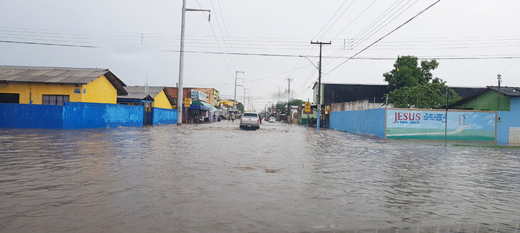 Chuva com ventos fortes derrubam árvores e alagam ruas de Porto Velho - RO. - Gente de Opinião