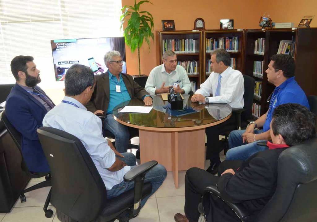 Os conselheiros do TCE, Edilson de Sousa e Francisco Carvalho, durante a reunião com os representantes do Crea e do Ibape  - Gente de Opinião
