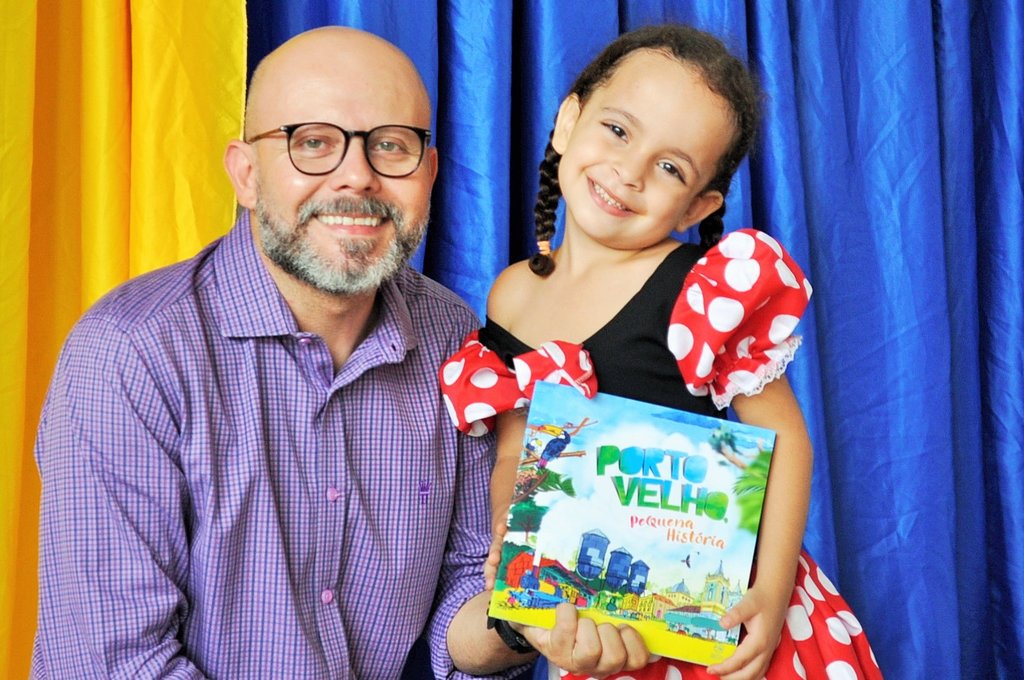 Professor Aleks Palitot doa livros para escola municipal infantil - Gente de Opinião