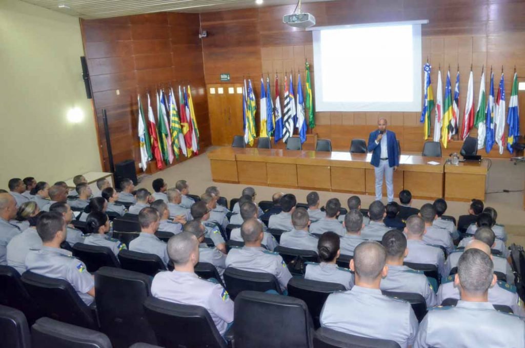 O conselheiro Wilber Coimbra ministrou palestra aos futuros oficiais administrativos da PM sobre gestão e governança pública na atualidade  - Gente de Opinião