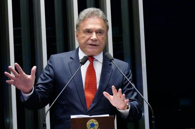 Senador Álvaro Dias avalia projeto educativo contra causas da violência - Gente de Opinião