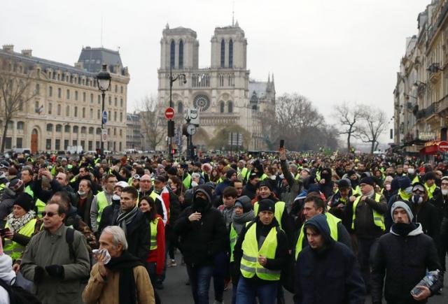 Manifestantes vestindo coletes amarelos ocuparam ruas de Paris e protestaram contra o governo  (Gonzalo Fuentes/Reuters/Direitos reservados) - Gente de Opinião