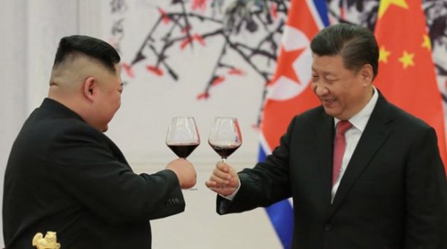 Kim Jong Un visita a República Popular China e é recebido por Xi Jinping. Foto KCNA - Gente de Opinião