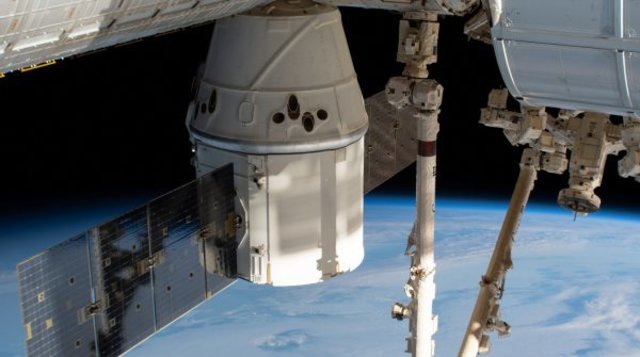 O Dragão e Estação SpaceX acima do Oceano Índico. Foto NASA   - Gente de Opinião