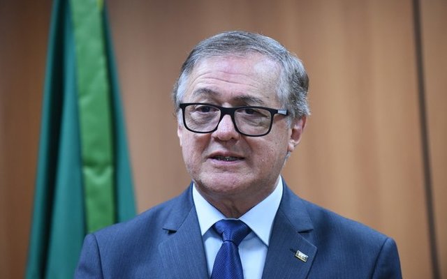 Ministro Velez Rodrigues, fraco e inexperiente provoca paralisia total no MEC - Gente de Opinião