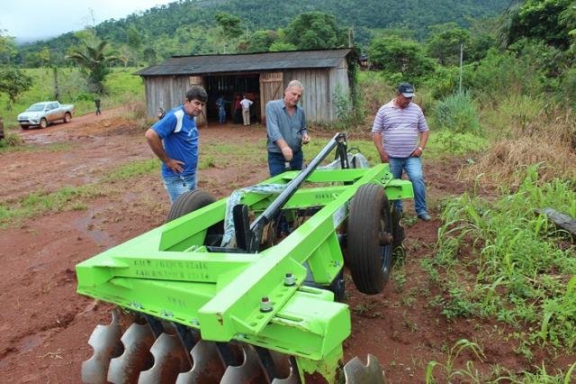 Associações rurais de Campo Novo e Cujubim recebem equipamentos agrícolas - Gente de Opinião