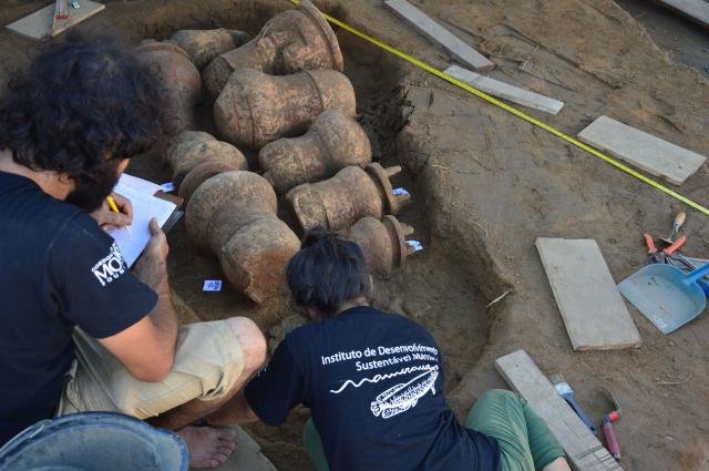 Amazônia antiga: Urnas funerárias com cerca de 500 anos são transportadas para Santarém (PA), onde serão feitas análises dos ossos - Gente de Opinião