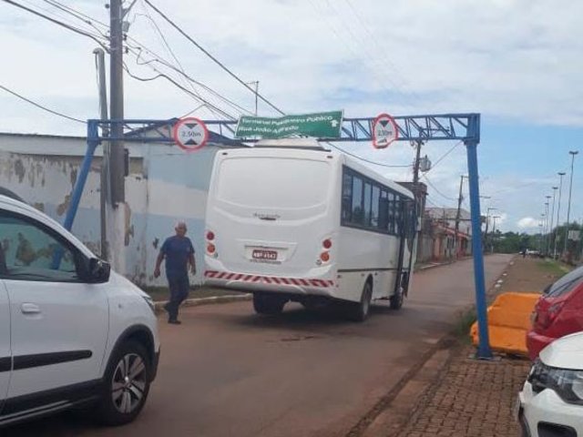 Vila Ferroviária:  Ônibus fica preso em módulo de sinalização vertical da Semtran - Gente de Opinião