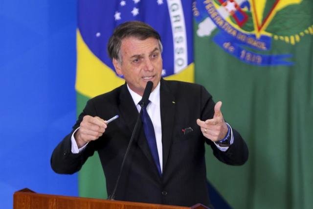 O presidente da República, Jair Bolsonaro, assina o decreto que dispõe sobre a aquisição, o cadastro, o registro, a posse, o porte e a comercialização de armas - SINARM e SIGMA. - Wilson Dias/Agência Brasil - Gente de Opinião