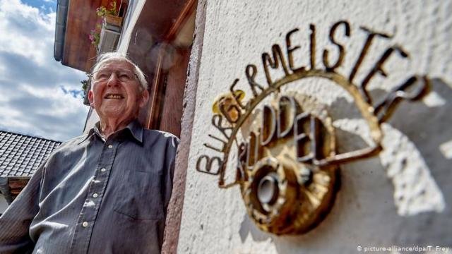 O democrata-cristão Josef Rüddel, de 94 anos, serviu por 56 anos como prefeito do vilarejo alemão de Windhagen - Gente de Opinião