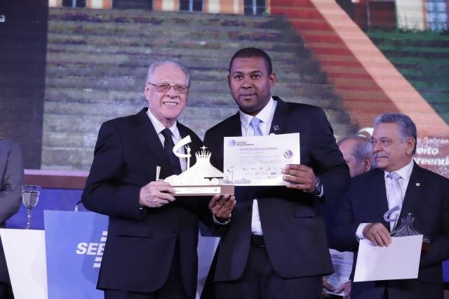Prefeito de Monte Negro ganha prêmio nacional de Prefeito Empreendedor do Sebrae em Brasília - Gente de Opinião