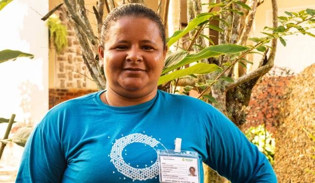 A moradora Ana Aquino agora faz parte de grupo que organiza ações ambientais em sua comunidade, que sofre com o descarte de lixo (Foto: Júlia de Freitas) - Gente de Opinião