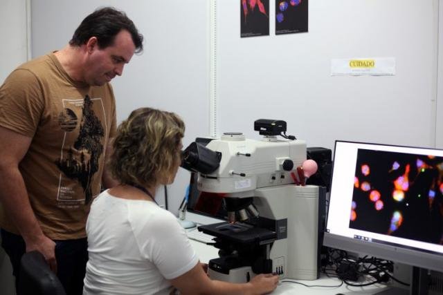 Coordenadora do Pró-Rondônia, Juliana Zuliani e o pesquisador Leonardo de Azevedo no laboratório da Fiocruz. - Fotos: Frank Nery - Gente de Opinião