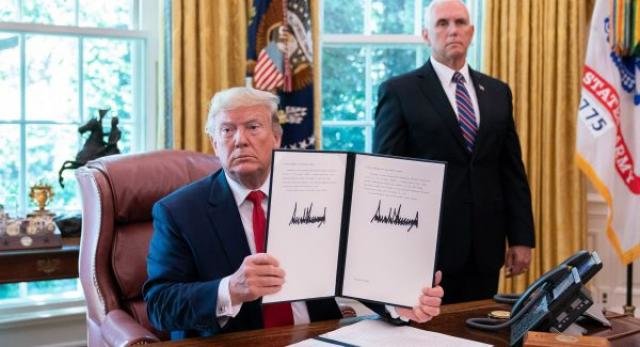 O presidente Donald J. Trump exibe sua assinatura em uma Ordem Executiva para colocar mais sanções ao Irã. Foto Joyce N. Boghosian/ Casa branca - Gente de Opinião
