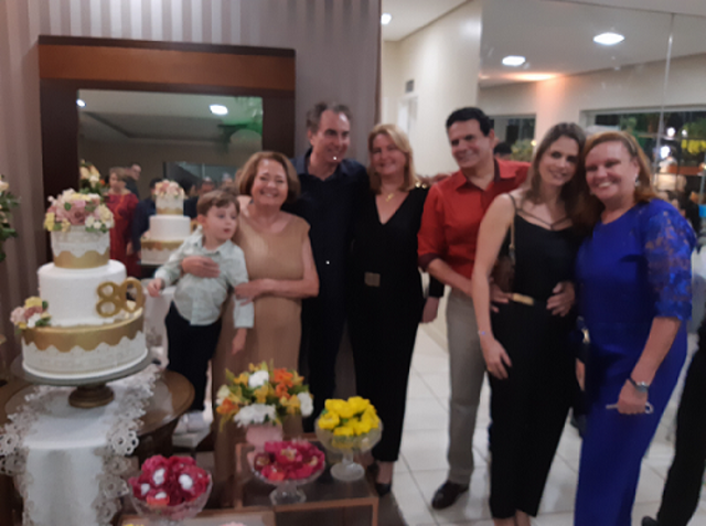 Abraçando o neto, com Viriato Moura e Ana Cristina, Paulo Gondim e Kely e  Tânia Gondim - Fotos Yeda - Gente de Opinião