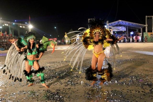 As dançarinas cristina Lims Cunhã Poranga e Rainha do Folclore do Az de Ouro - Gente de Opinião
