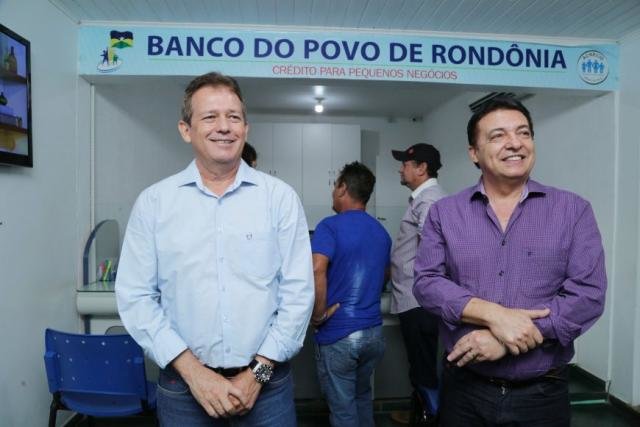 Diretor Aníbal Martins e presidente do Banco do Povo, Manoel Serra - Gente de Opinião