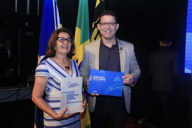 Primeira mulher brasileira nomeada como secretária de Planejamento e Coordenação Geral e governadora de Rondônia, Janilene Vasconcelos de Melo, e o governador Marcos Rocha - Gente de Opinião