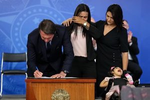 O presidente Jair Bolsonaro e a primeira-dama, Michelle Bolsonaro, participam da solenidade de Assinatura da MP da Pensão Vitalícia das Vítimas de Microcefalia do Zika Vírus. - Marcos Corrêa/PR - Gente de Opinião