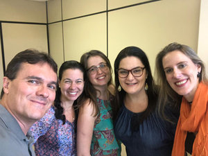 A partir da esq.: Sergio Ferreira, Fernanda De Felice, Fernanda Barros-Aragão, Claudia Figueiredo e Julia Clarke (Foto: Divulgação) - Gente de Opinião