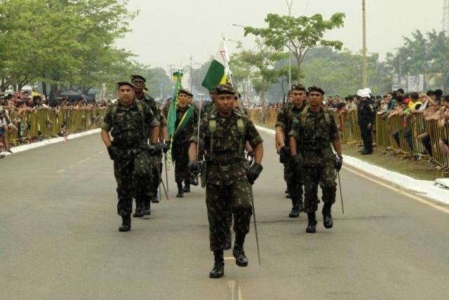 Militares e estudantes  desfilam no 7 de Setembro + Professores de história se habilitam  para o concurso Redação Turismo  - Gente de Opinião