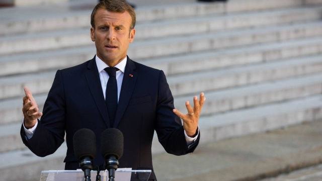 Emmanuel Macron, presidente da França, no pátio do Palácio do Eliseu, em Paris| Foto: Jeanne Frank/Bloomberg - Gente de Opinião