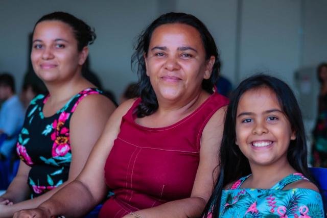 Vitória, moradora no bairro Lagoinha, viu a matrícula da irmã Glena e sonha fazer natação - Gente de Opinião