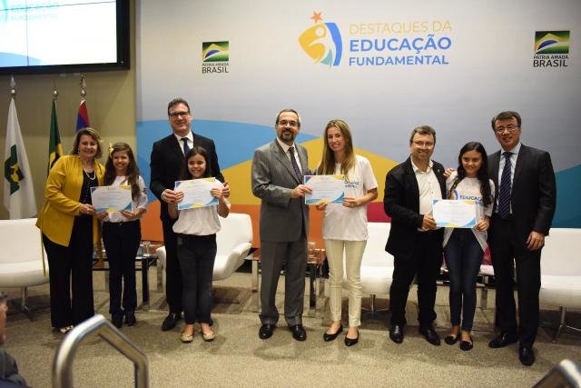  Professora e alunas da escola Jandinei Cella, de Ji-Paraná, recebem homenagem em Brasília pelo desempenho na educação - Gente de Opinião