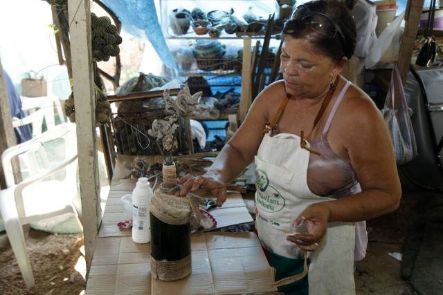 Vera Lúcia enfeita garrafas com renda - Gente de Opinião