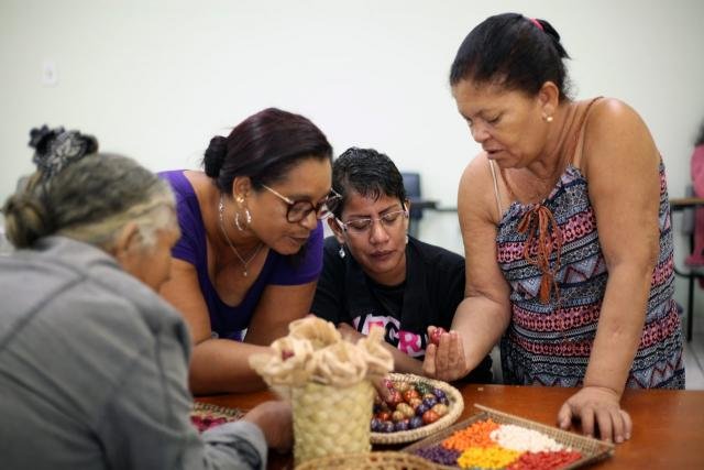 A oficina de biojoias dos pacientes do grupo de autocuidado da Agevisa teve início em março e produtos tem potencial para o mercado externo - Gente de Opinião