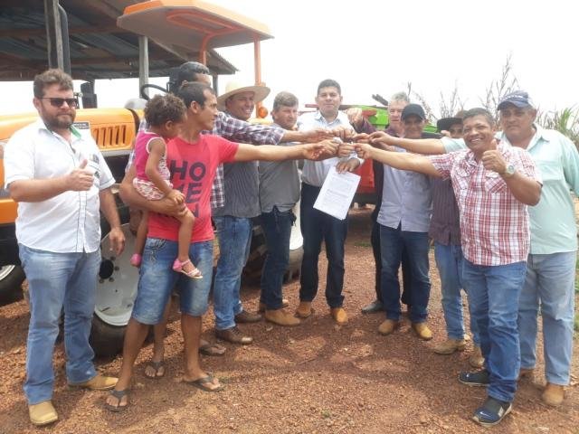 Prefeitura entrega tratores para fomentar a agricultura familiar em Castanheiras - Gente de Opinião