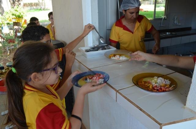 Rolim de Moura serve mais 100 mil refeições por mês às crianças da rede municipal de ensino - Gente de Opinião