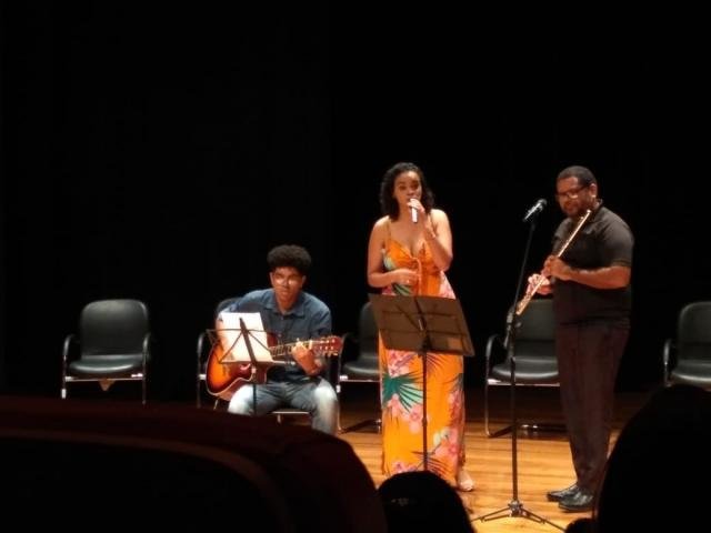 Lenha na Fogueira + Ernesto Melo ganha Concurso Samba de Quadra + Festival Do Mar do Caribe à Beira do Madeira - Gente de Opinião