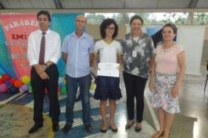 Ao lado da professora Francisca Elizabeth, a estudante Bianca França Oliveira apresenta o certificado de premiação da CGU - Gente de Opinião