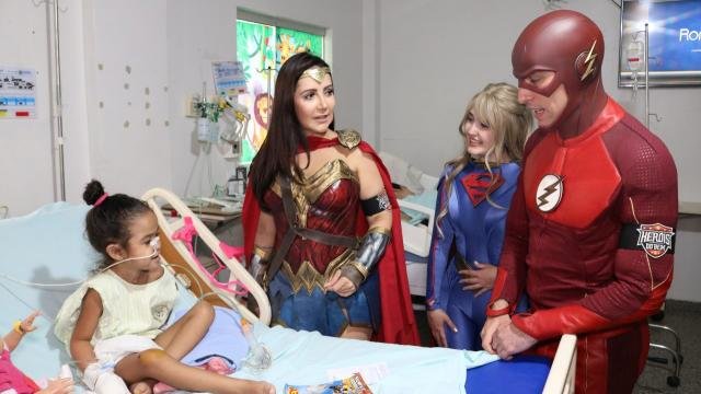 Crianças recebem a visita dos super-heróis no HICD - Gente de Opinião