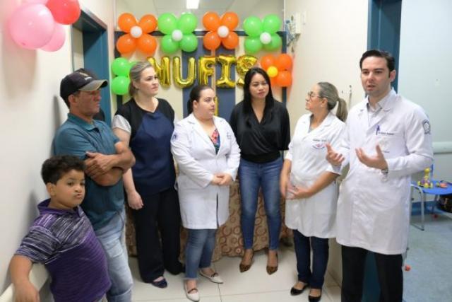 Dr. Alexei Andrade, cirurgião plástico, com a equipe da Operação Sorriso local e pacientes. - Gente de Opinião