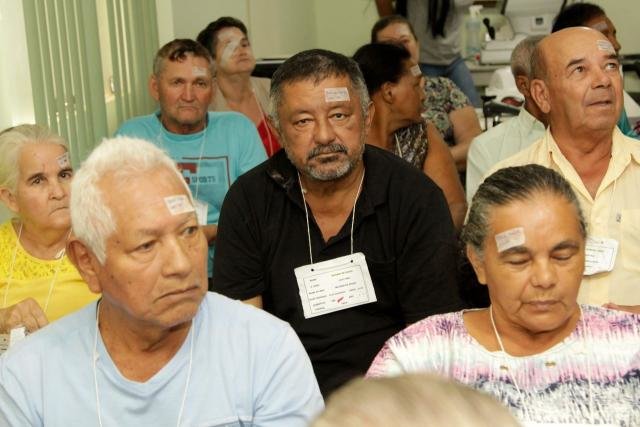 Ricardo de Souza (c), 51 anos, de Porto Velho, esperou seis anos pela vez, que aconteceu neste sábado, na Clínica Sol - Gente de Opinião